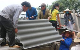 Ủng hộ hơn 4.000 tấm lợp cho các nạn nhân bị lốc và mưa đá ở Nghệ An