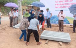 Tài trợ tấm lợp cho bà con bị thiên tai ở Nghệ An