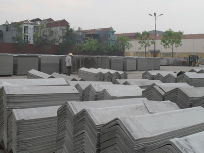 Are workmen installing or fixing asbestos cement roof at risk of exposure to chrysotile?