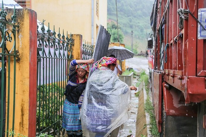 Donating 4.000 AC roofsheets to people affected by flash flood in Yen Bai