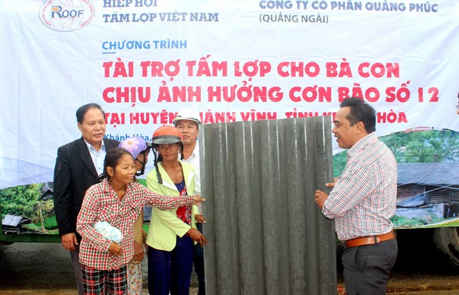 Trao tặng 5.000 tấm lợp cho người dân vùng bão lũ tại tỉnh Khánh Hòa