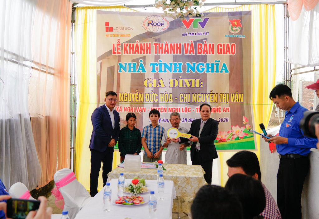 Gia đình nghèo khổ vì căn bệnh thiểu năng trí tuệ di truyền lần đầu tiên được sống dưới mái nhà khang trang
