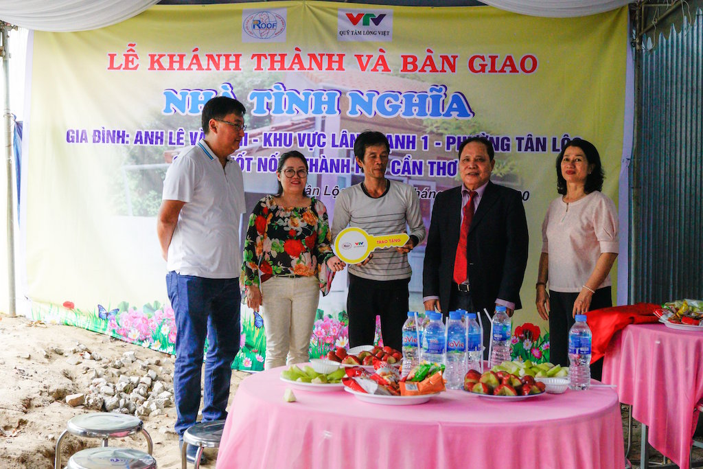 Handover ceremony of 02 houses in Tan Loc and Thanh Hoa ward of Thot Not district