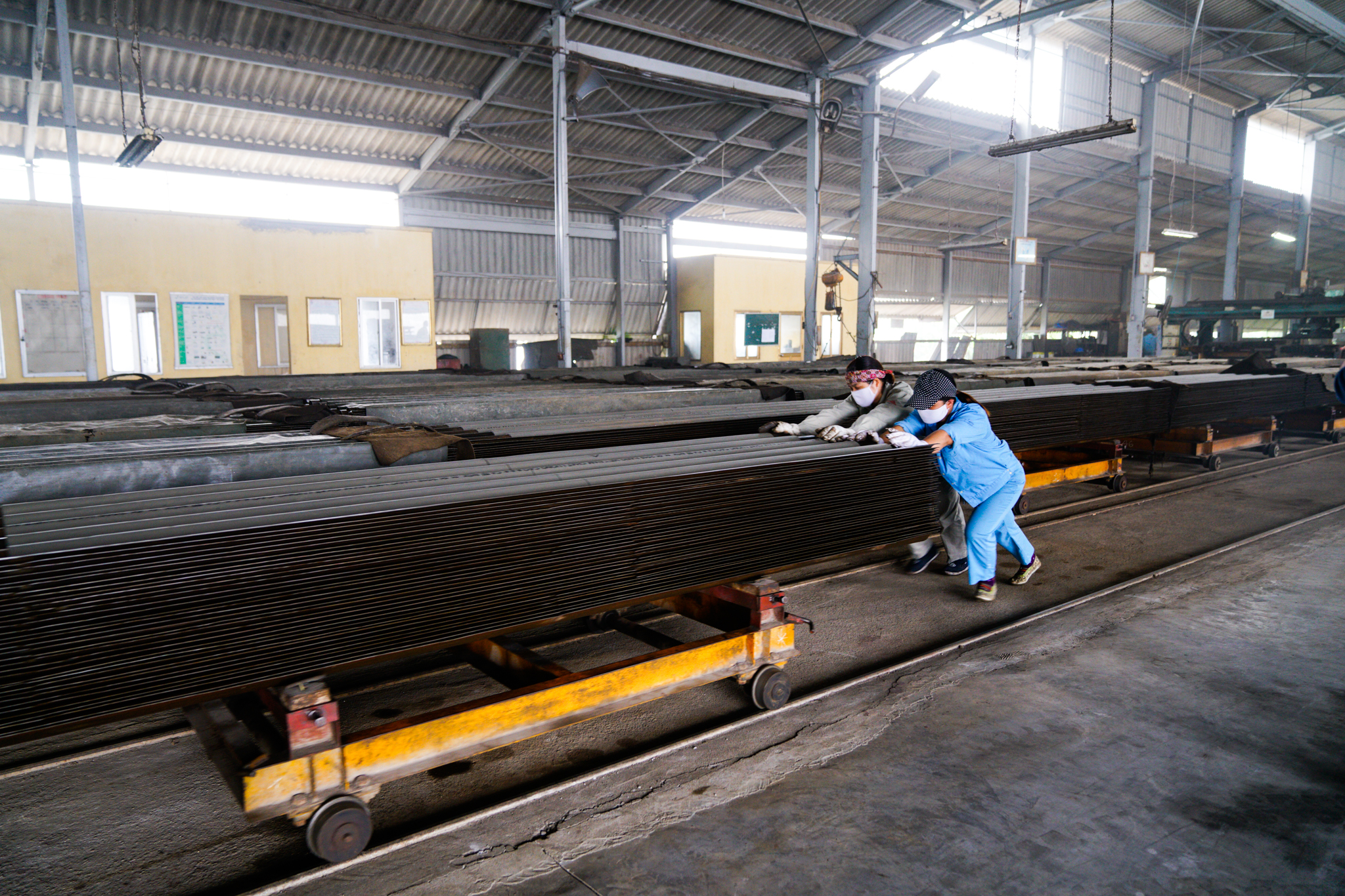 Why do businesses not use substitute fibres of chrysotile in AC roof sheet production?