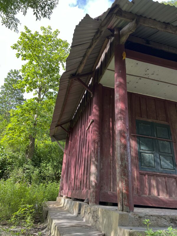 Cột gỗ và ván gỗ trong mỗi phòng học bị mục ruỗng, hư hỏng nặng nề Mối mọt làm hư hỏng nhiều phòng học của điểm trường cũ.