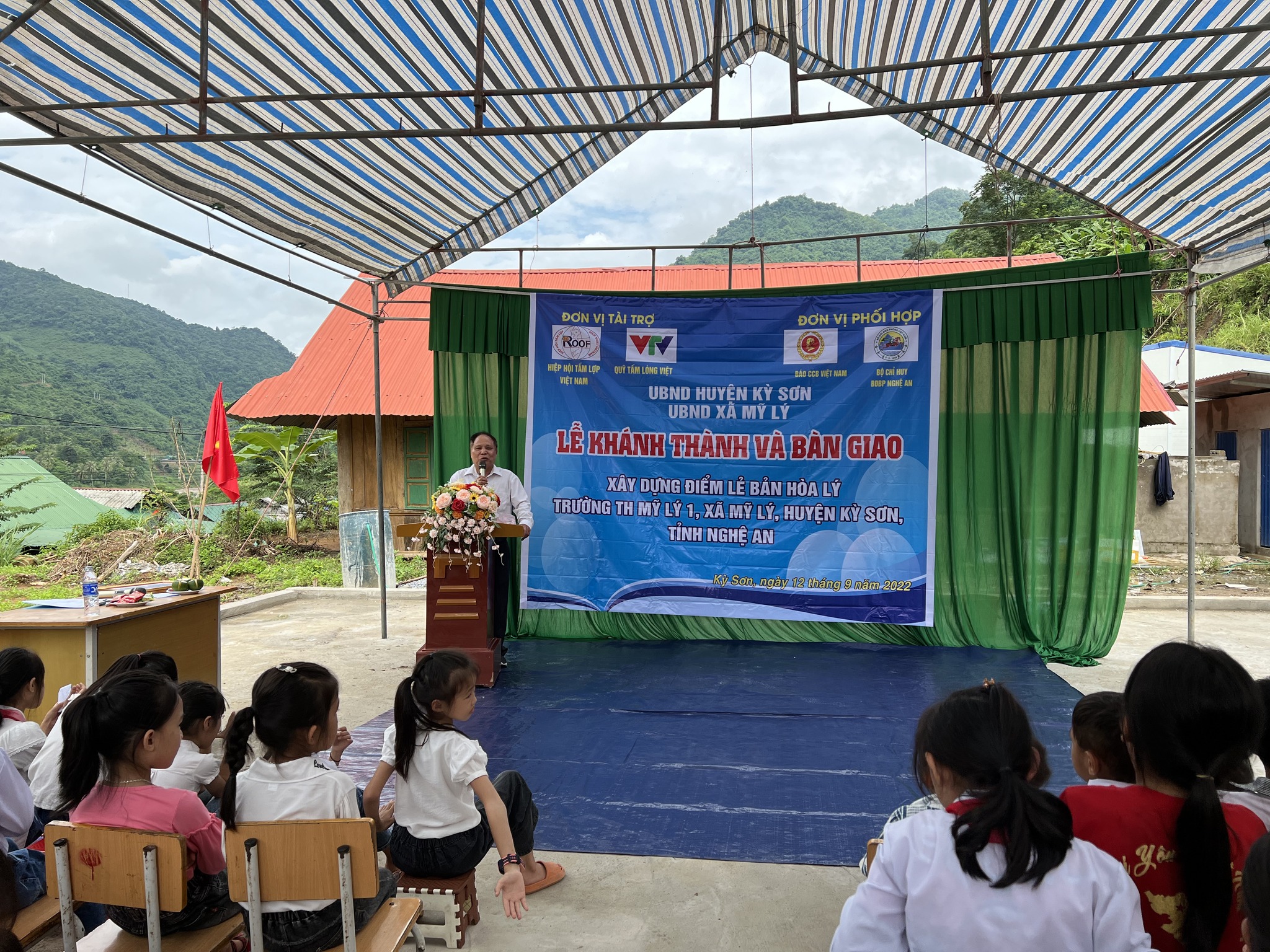 Hiệp hội Tấm lợp Việt Nam khánh thành và bàn giao điểm trường Tiểu học xã biên giới Mỹ Lý, huyện Kỳ Sơn, tỉnh Nghệ An.